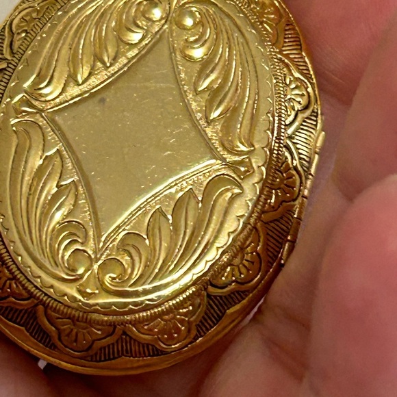 4/$100 vintage 1980 Elegant Gold Ornate photo locket necklace 24 inches 💙 - Picture 6 of 9
